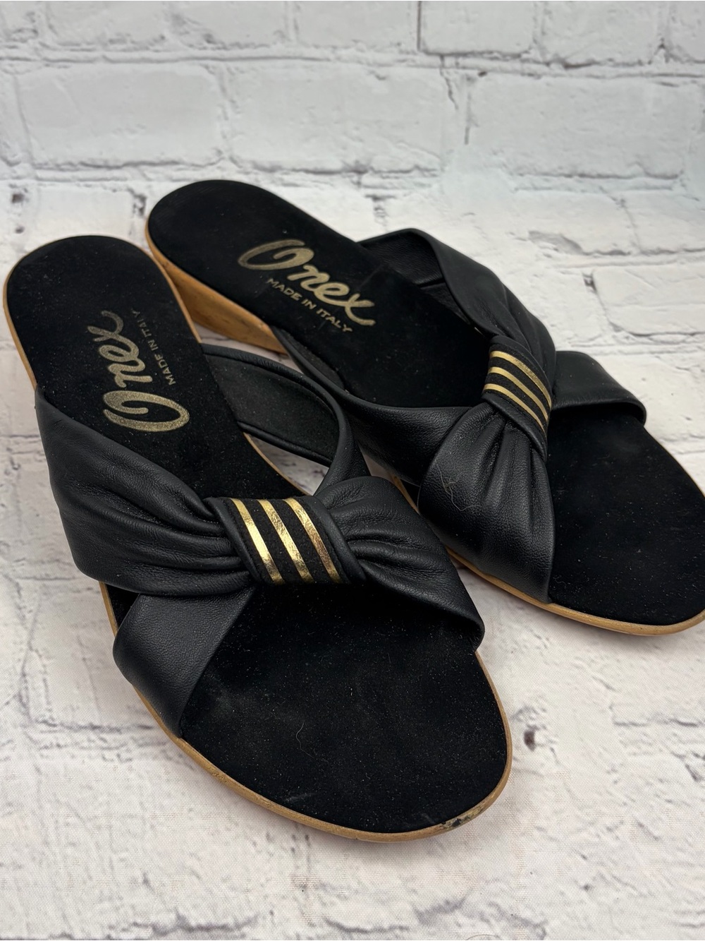 Onex Oasis Womens Black Leather Slide Wedge Sandals Italian Bow Gold Accent Sz 8